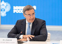 Валерий Фальков в преддверии Дня строителя вручил ведомственные награды Минобрнауки сотрудникам Минстроя