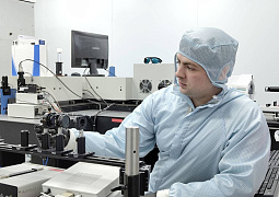 Ученые повысили эффективность инфракрасных лазеров с помощью гравировки кристаллов